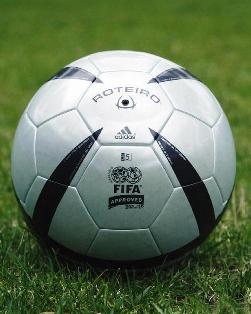 数据分析师使用工具进行足球数据研究